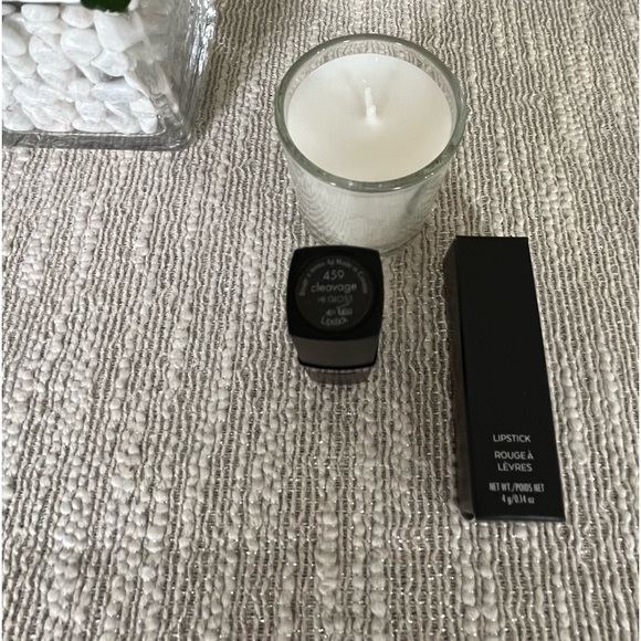 Lipstick moisturizing with vitamin E Shea butter
Canadian made brand new in box - Picture 2 of 4